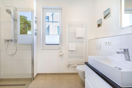 Aparthotel Ostseeallee Aparthotel Ostseeallee 4-32 Boltenhagen - Badezimmer mit Dusche, Waschtisch und WC