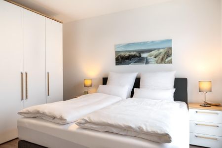 Aparthotel Ostseeallee Aparthotel Ostseeallee 4-32 Boltenhagen - Schlafzimmer mit Boxspringbett und Kleiderschrank