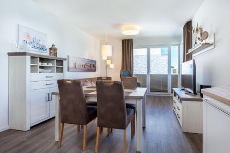 Aparthotel Ostseeallee Aparthotel Ostseeallee 4-36 Boltenhagen - Wohn-/Essbereich mit Zugang zum Balkon
