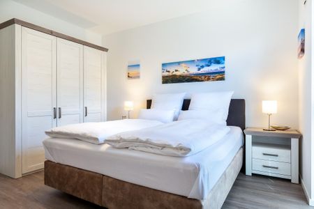 Aparthotel Ostseeallee Aparthotel Ostseeallee 4-36 Boltenhagen - Schlafzimmer mit Boxspringbett unf Kleiderschrank