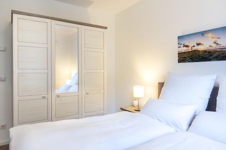 Aparthotel Ostseeallee Aparthotel Ostseeallee 5-42 Boltenhagen - Schlafzimmer mit Boxspringbett und Kleiderschrank
