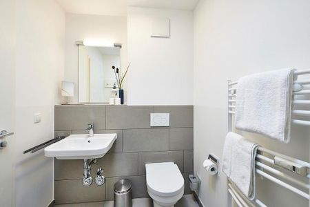 Deichhäuser Anna Küste Deichhäuser Anna Küste 4-32 Bensersiel - Badezimmer mit WC, Spiegel und Waschtisch