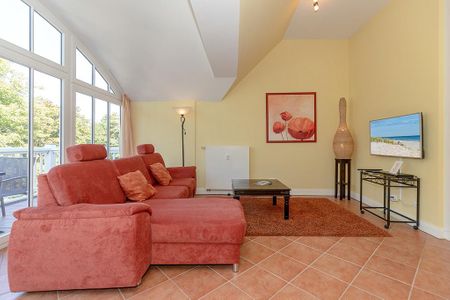 Dünenschloss Dünenschloss 2-24 Kühlungsborn - Wohn-Essbereich mit Couch und Flatscreen-TV