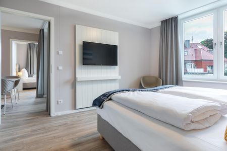 Godewindpark Travemünde Godewindpark Travemünde 2-18 Travemünde - Schlafzimmer "1" mit Boxspringdoppelbett und Blick zum Wohn-/Essbereich