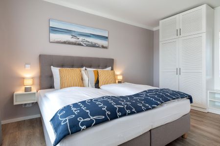 Godewindpark Travemünde Godewindpark Travemünde 2-13 Travemünde - Schlafzimmer mit Boxspringbett und Kleiderschrank