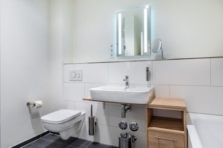 Godewindpark Travemünde Godewindpark Travemünde 2-17 Travemünde - Badezimmer mit Badewanne, Waschtisch und WC