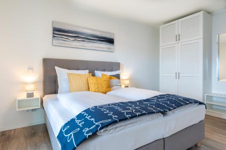 Godewindpark Travemünde Godewindpark Travemünde 3-05 Travemünde - Schlafzimmer mit Boxspringbett und Kleiderschrank