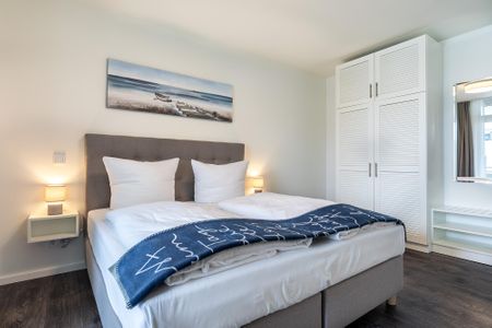 Godewindpark Travemünde Godewindpark Travemünde 3-13 Travemünde - Schlafzimmer mit Boxspringbett und Kleiderschrank