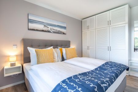 Godewindpark Travemünde Godewindpark Travemünde 2-12 Travemünde - Schlafzimmer mit Boxspringbett und Kleiderschrank