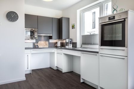 Aparthotel Ostseeallee Aparthotel Ostseeallee 1-01 Boltenhagen - Offene Küche mit Backofen, Geschirrsüler und Mikrowelle