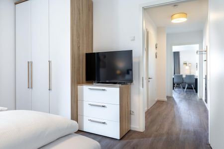 Aparthotel Ostseeallee Aparthotel Ostseeallee 1-01 Boltenhagen - Schlafzimmer mit Kleiderschrank und Flatscreen-TV