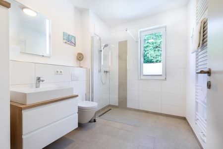 Aparthotel Ostseeallee Aparthotel Ostseeallee 1-03 Boltenhagen - Badezimmer "1" mit Dusche, Waschtisch und Spiegel