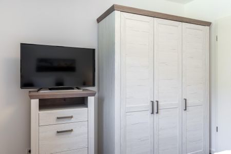 Aparthotel Ostseeallee Aparthotel Ostseeallee 1-03 Boltenhagen - Schlafzimmer "2" mit Kleiderschrank und TV