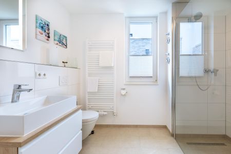 Aparthotel Ostseeallee Aparthotel Ostseeallee 1-04 Boltenhagen - Badezimmer mit Dusche, Waschtisch, Spiegel und WC