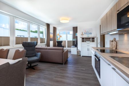 Aparthotel Ostseeallee Aparthotel Ostseeallee 1-06 Boltenhagen - Wohn-/Essbereich mit Küchenzeile und Sitzgelegenheit