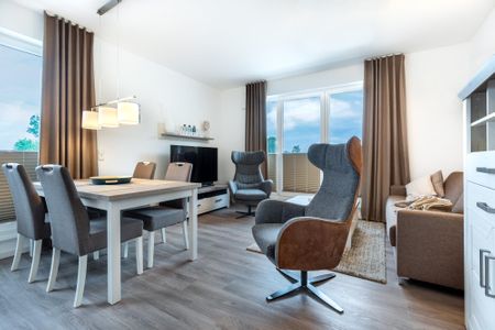 Aparthotel Ostseeallee Aparthotel Ostseeallee 1-07 Boltenhagen - Wohn-/Essbereich mit Sitzgelegenheit und TV