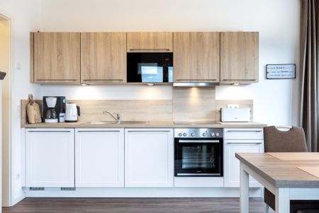 Aparthotel Ostseeallee Aparthotel Ostseeallee 1-07 Boltenhagen - Küchenzeile mit Backofen, Mikrowelle und Geschirrspüler