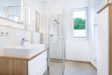 Aparthotel Ostseeallee Aparthotel Ostseeallee 1-07 Boltenhagen - Badezimmer mit Dusche, Waschtisch und Spiegel