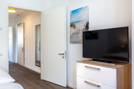 Aparthotel Ostseeallee Aparthotel Ostseeallee 2-08 Boltenhagen - Schlafzimmer mit TV und Zugang zum Flur