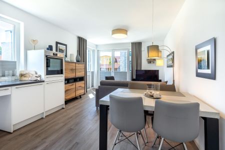 Aparthotel Ostseeallee Aparthotel Ostseeallee 2-08 Boltenhagen - Wohn-/Essbereich mit Esstisch und Sitzgelegenheit