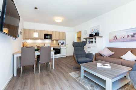 Aparthotel Ostseeallee Aparthotel Ostseeallee 2-09 Boltenhagen - Wohn-/Essbereich mit Doppelschlafcouch und Küchenzeile
