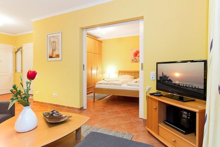 Dünenschloss Dünenschloss 2-02 Kühlungsborn - Wohn-Essbereich mit Couch und Flatscreen-TV