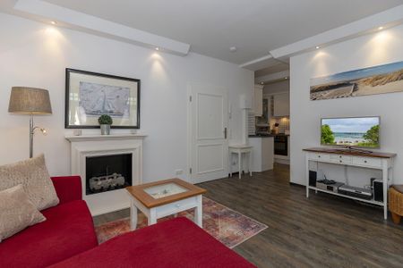 Dünenschloss Dünenschloss 3-05 Kühlungsborn - Wohn-Essbereich mit Couch und Flatscreen-TV