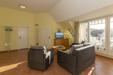 Dünenschloss Dünenschloss 2-22 Kühlungsborn - Wohn-Essbereich mit Couch und Flatscreen-TV