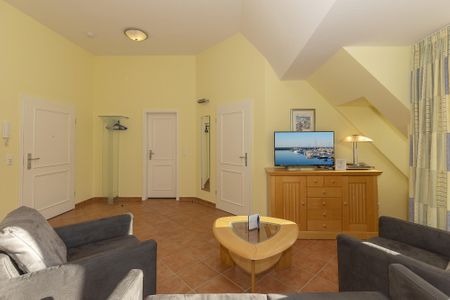 Dünenschloss Dünenschloss 2-22 Kühlungsborn - Wohn-Essbereich mit Couch und Flatscreen-TV