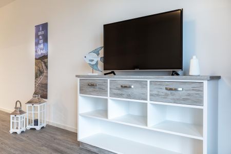 Apartmentanlage Meerblickvilla Apartmentanlage Meerblickvilla 2-20 Großenbrode - Wohn-/Essbereich mit Flatscreen-TV