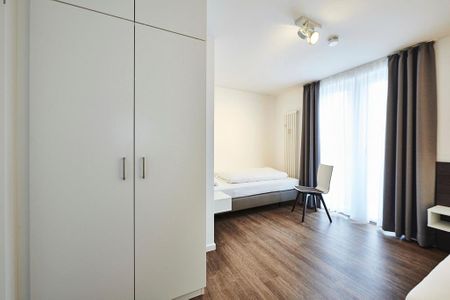 Deichhäuser Anna Küste Deichhäuser Anna Küste 2-34 Bensersiel - Schlafzimmer mit Einzelbetten, Stühlen und Kleiderschrank