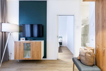 Ferienapartments am Krusespeicher Ferienapartments am Krusespeicher 2-18 Wismar - Wohn-/Essbereich mit Flatscreen-TV