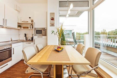 DünenResort Binz DünenResort Binz 131 Rügen - Wohn-Essbereich mit Esstisch, Sitzgelegenheit und Küchenzeile