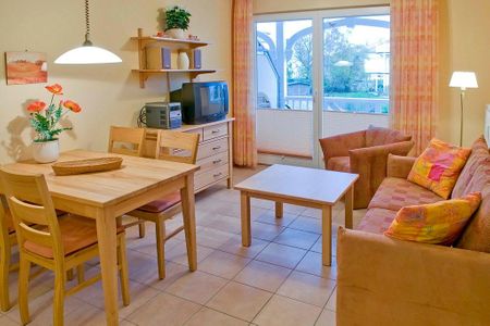 Apartment-Residenz Ostseestrand Apartment-Residenz Ostseestrand 24 Kühlungsborn - Wohn-Essbereich mit Couch und Esstisch