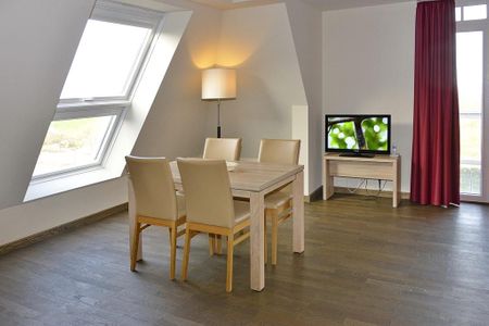 Resort Deichgraf Resort Deichgraf 27-20 Wremen - Wohn-Essbereich mit Esstisch und Sitzgelegenheit