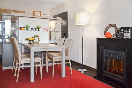 Resort Deichgraf Resort Deichgraf 27-10 Wremen - Wohn-Essbereich mit Esstisch, Sitzgelegenheit und Küchenzeile