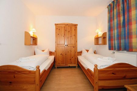 Urlauberdorf Urlauberdorf 55b Boltenhagen - Schlafzimmer mit zwei Einzelbetten und Kleiderschrank