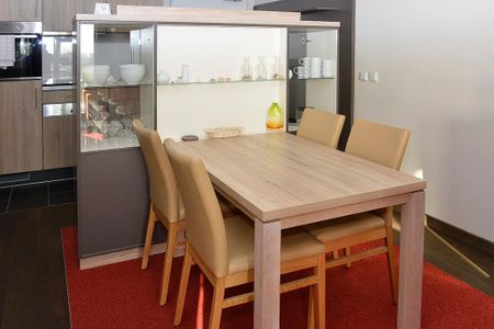 Resort Deichgraf Resort Deichgraf 27-13 Wremen - Wohn-Essbereich mit Esstisch, Sitzgelegenheit und Küchenzeile