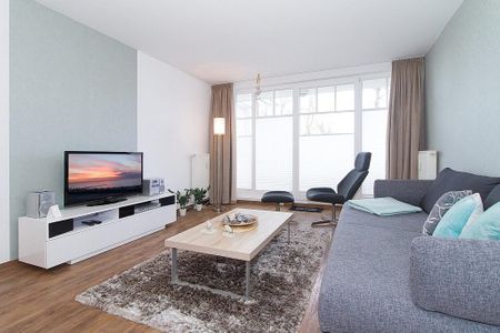 Meeresblick Meeresblick 102 Kühlungsborn - Wohn-Essbereich mit Couch und Flatscreen-TV