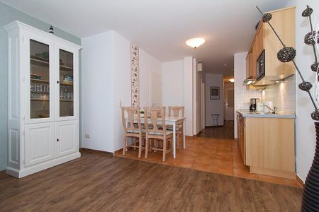 Meeresblick Meeresblick 102 Kühlungsborn - Wohn-Essbereich mit Esstisch und Sitzgelegenheit