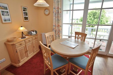 Apartmenthaus Atlantik Apartmenthaus Atlantik 216 Kühlungsborn - Wohn-Essbereich mit Esstisch und Sitzgelegenheit