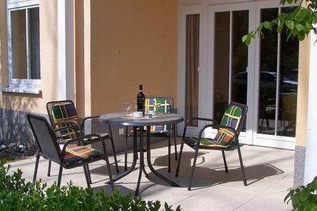 Dünenschloss Dünenschloss 1-02 Kühlungsborn - Terrasse mit Gartenmöbeln