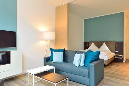 Aparthotel Anna Düne Aparthotel Anna Düne 0-09 Wangerooge - Wohn/ Essbereich mit Couch und Fernseher
