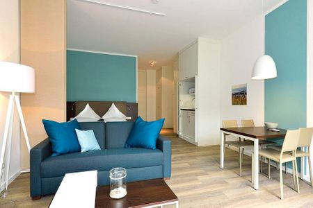 Aparthotel Anna Düne Aparthotel Anna Düne 0-11 Wangerooge - Wohn/ Essbereich mit Couch und Esstisch