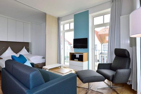 Aparthotel Anna Düne Aparthotel Anna Düne 1-12 Wangerooge - Wohn/ Essbereich mit Couch, Tisch und Fernseher