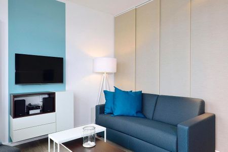 Aparthotel Anna Düne Aparthotel Anna Düne 1-14 Wangerooge - Wohn/ Essbereich Couch, Tisch und Fernseher