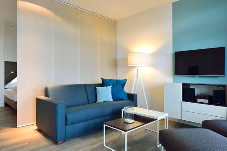 Aparthotel Anna Düne Aparthotel Anna Düne 1-17 Wangerooge - Wohn/ Essbereich mit Couch, Tisch und Fernseher