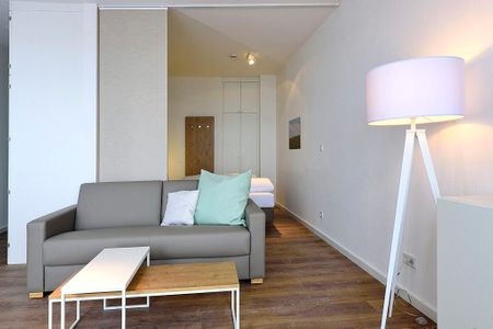 Aparthotel Anna Düne Aparthotel Anna Düne 1-21 Wangerooge - Wohn/ Essbereich mit Couch und Tisch