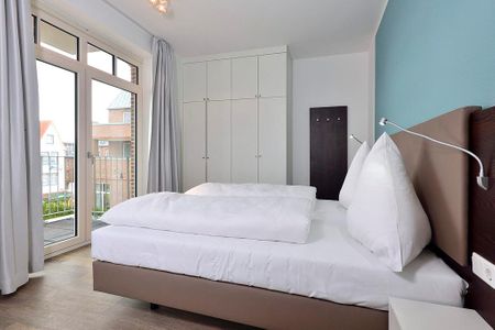 Aparthotel Anna Düne Aparthotel Anna Düne 1-25 Wangerooge - Schlafzimmer mit Doppelbett und Kleiderschrank