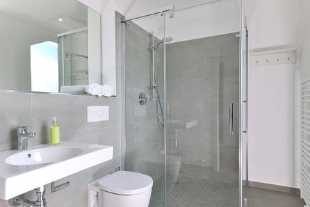 Aparthotel Anna Düne Aparthotel Anna Düne 2-29 Wangerooge - Badezimmer mit Dusche, WC und Waschtisch